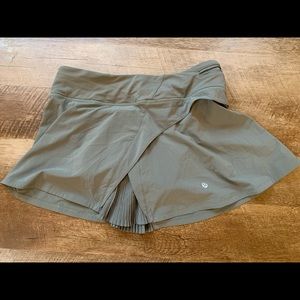 NWOT Lululemon Play off the Pleats skirt